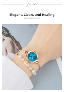 Detail einer roségoldenen Quarzuhr mit blauem Zifferblatt und Perlenarmband-Set