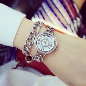 Dettaglio dell'orologio a catena argento da donna con strass luccicanti e numeri romani