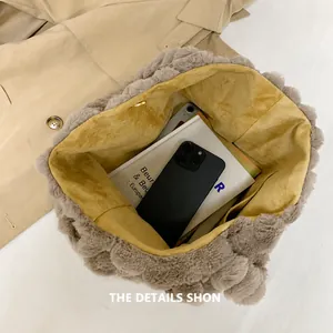 Dettaglio interno della borsa tote in peluche con spazio per libri e smartphone