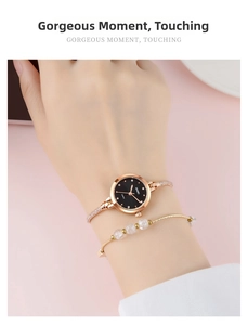 Nahaufnahme der SKMEI Roségold-Uhr mit schwarzem Zifferblatt und Perlenarmband