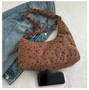 Sac fourre-tout en velours côtelé marron à pois avec smartphone pour l'échelle