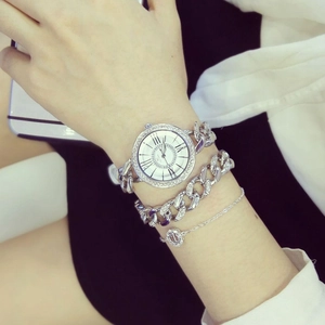 Dettaglio dell'orologio da donna in argento con quadrante in strass e numeri romani