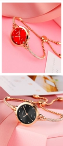 Detail der roségoldenen Armbanduhren mit funkelnden Kristallen und feinem Schmuckanhänger