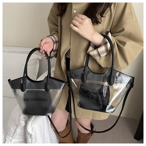 Détail de sacs fourre-tout transparents en PVC avec pochettes et logo de la marque