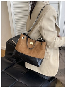 Dettaglio della borsa tote bicolore in pelle scamosciata marrone e pelle trapuntata nera