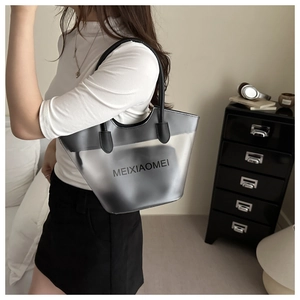 Détail du sac cabas en PVC noir transparent avec lanières en cuir et pochette