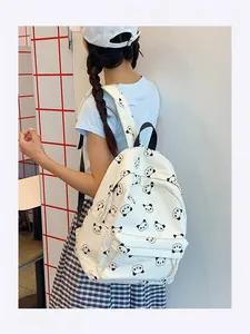 Dettagli dello zaino in tela bianca con simpatica stampa panda e manico in tessuto nero