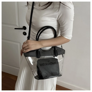 Détail du sac cabas transparent en PVC avec pochette noire et bandoulière amovible