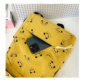 Dettaglio dello zaino in velluto giallo con stampe di panda e tasca anteriore a zip