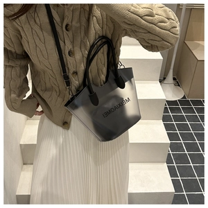 Sac fourre-tout noir mat semi-transparent avec poignées en cuir en situation réelle