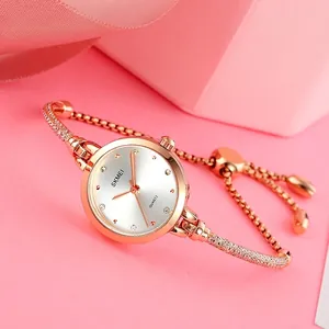 Elegante SKMEI Damen-Quarzuhr in Roségold mit schmalem Strass-Armband und Perlmutt