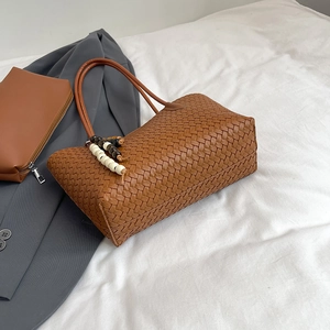 Sac fourre-tout tissé marron à motif damier avec pendentif perlé pour femmes