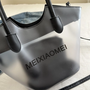 Grand sac cabas gris mat avec anses en cuir noir et imprimé logo chic