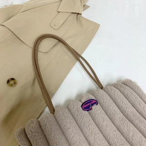 Plush quilted tote bag in grey-brown faux fur with brown leather straps and embroidery