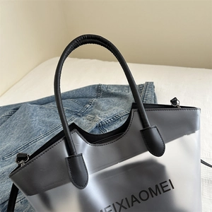 Grand sac fourre-tout gris translucide en PVC mat avec poignées en cuir par MEIXIAOMEI