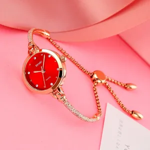 Skmei Damenuhr mit rotem Zifferblatt, roségoldenem Armband und eleganten Strasssteinen
