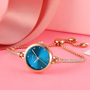 Elegante Damen Quarzuhr in Roségold mit blauem Zifferblatt und schlankem Perlenarmband