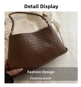 Dettaglio della trama in pelle intrecciata marrone e fodera con coulisse color crema