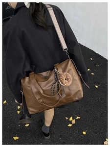 Grand sac cabas marron avec bandoulière à motifs sur rue automnale et feuilles de ginkgo