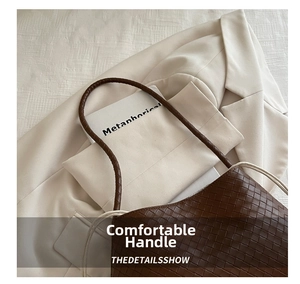 Dettaglio della borsa tote intrecciata marrone scuro con cordoncino minimalista