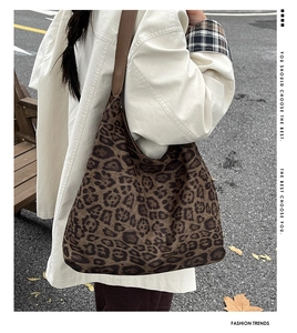Vue de rue extérieure d'un grand sac cabas à motif léopard avec bandoulière en cuir