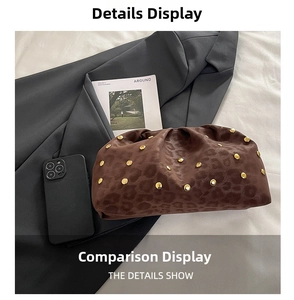Dettaglio borsa nuvola leopardata con borchie dorate su sfondo di tessuto grigio