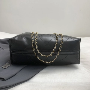 Borsa trapuntata nera classica con catena dorata vista da un angolo di vista inferiore