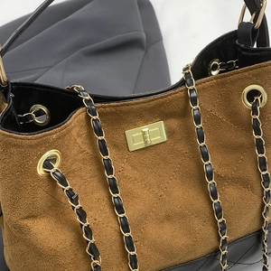 Borsa in camoscio marrone e pelle trapuntata nera con catena dorata e chiusura a scatto