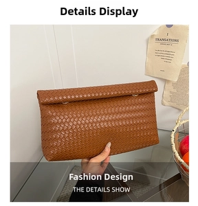 Gros plan sur le cuir PU tressé marron et l'anneau en D métallique de la pochette
