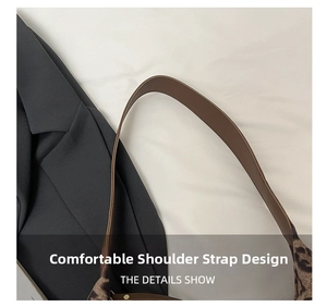 Détail d'une bandoulière en cuir marron avec imprimé léopard et rivets dorés