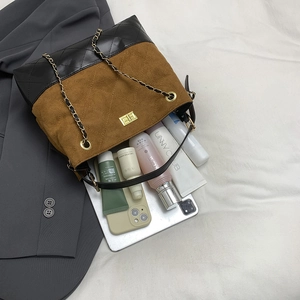 Borsa a tracolla trapuntata in pelle nera e camoscio marrone con dettagli dorati lussuosi