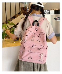 Dettaglio dello zaino in tela rosa con stampe di panda e cerniere in corda di cotone bianco