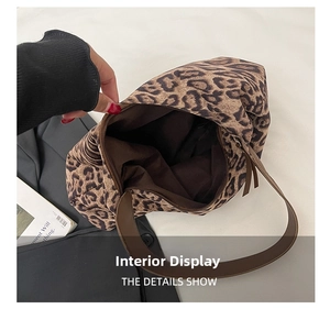 Vue détaillée de l'intérieur du sac léopard avec doublure brune et fermeture éclair