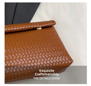 Gros plan sur la texture tressée en cuir PU marron avec boucle en métal doré