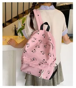 Dettaglio dello zaino in velluto rosa con stampe di panda indossato da una modella