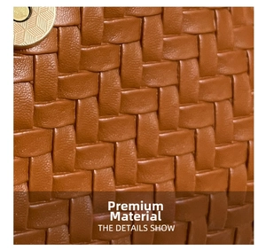 Détail de la texture en cuir tressé caramel et fermoir magnétique doré du sac
