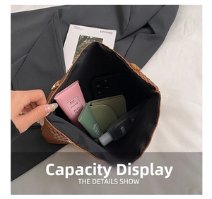 Sac à main tressé marron montrant l'espace intérieur pour téléphone et accessoires