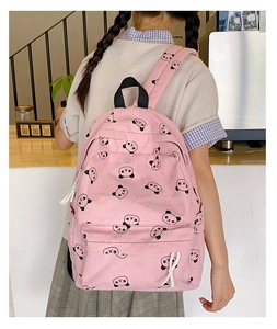 Vista posteriore di uno zaino rosa con stampa panda e spallacci regolabili indossato