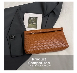 Vue détaillée de la pochette tressée marron montrant sa taille face à un téléphone