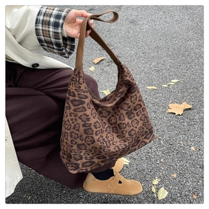 Vue détaillée du sac cabas léopard avec bandoulière en cuir marron dans un style urbain