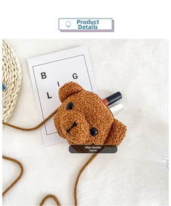 Détail du sac bandoulière en peluche ours montrant le rangement pour petits objets