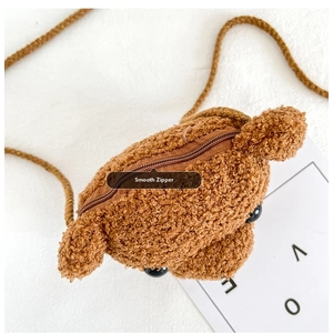 Détail de la fermeture éclair fluide et de la peluche bouclée du sac ours