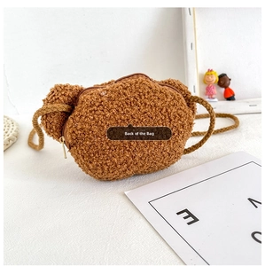 Vue arrière du sac bandoulière en peluche ours brun pour enfant avec fermeture éclair