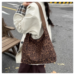 Détail macro du grand sac hobo léopard avec bandoulière en cuir marron de haute qualité