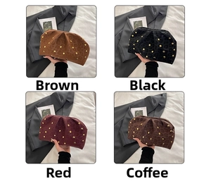 Dettaglio di pochette leopardate in velluto con borchie dorate in quattro colori alla moda