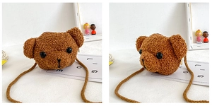 Gros plan détaillé d'un sac bandoulière en peluche ours brun pour enfants au pelage doux