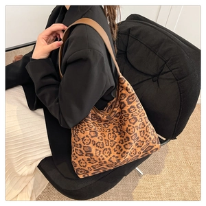 Sac cabas léopard porté avec un blazer noir pour un style automne chic et tendance