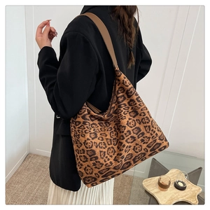 Sac fourre-tout tendance à motif léopard avec bandoulière marron porté par un mannequin