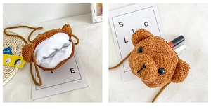 Détail du mignon porte-monnaie peluche ours montrant la texture douce et la doublure