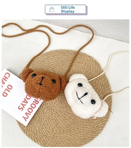 Détail de sacs bandoulière en peluche ourson avec texture douce en polaire teddy beige
